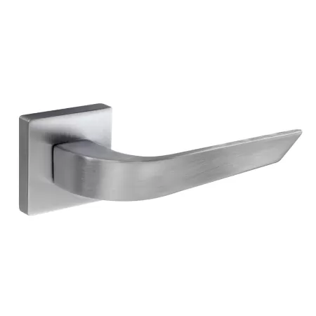 Maniglia cromo satinata per porta interna con rosetta 50x50 mm modello smash
Maniglia su rosetta quadra 
Maniglia moderna, man