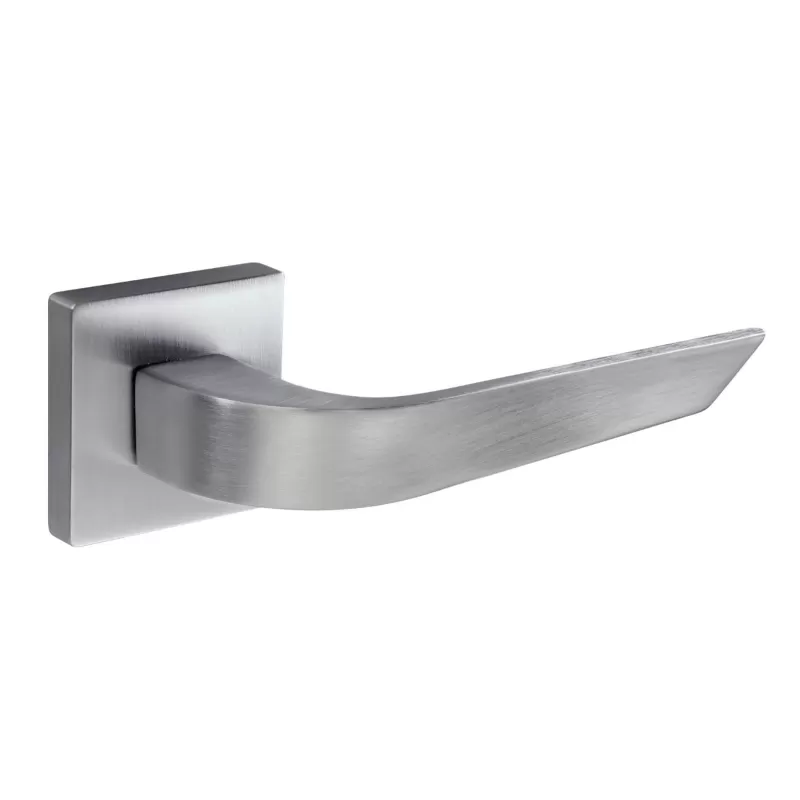 Maniglia cromo satinata per porta interna con rosetta 50x50 mm modello smash
Maniglia su rosetta quadra 
Maniglia moderna, man