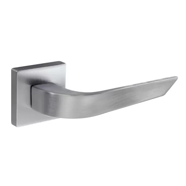 Maniglia cromo satinata per porta interna con rosetta 50x50 mm modello smash
Maniglia su rosetta quadra 
Maniglia moderna, man